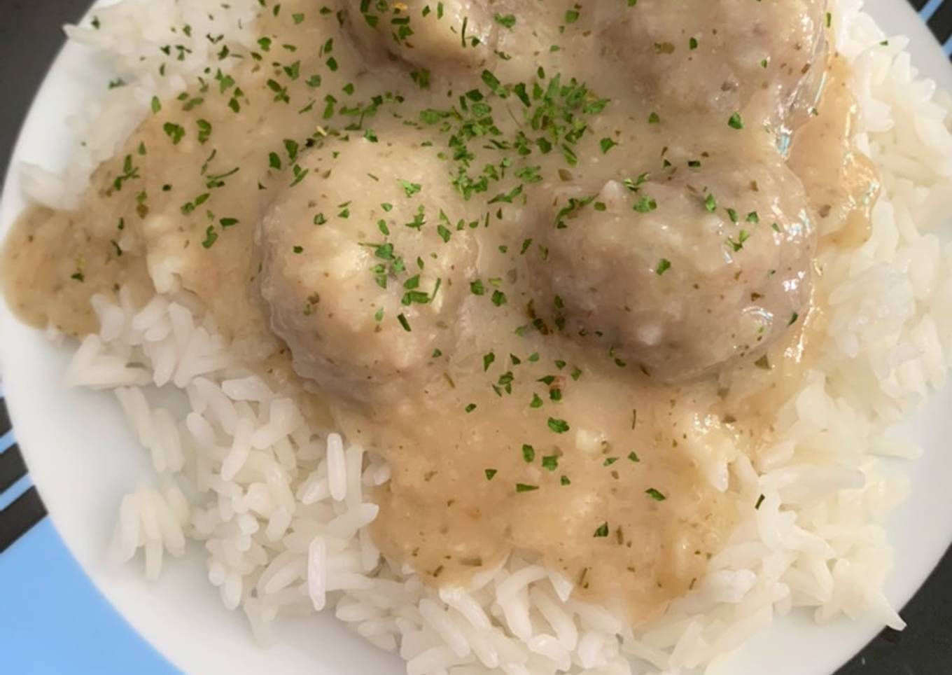 Alb贸ndigas con salsa de ternera y cerdo acompa帽adas de arroz 馃崥