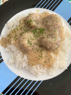 Una foto de Albóndigas con salsa de ternera y cerdo acompañadas de arroz 🍚