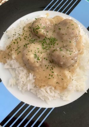 Una foto de Albóndigas con salsa de ternera y cerdo acompañadas de arroz 🍚