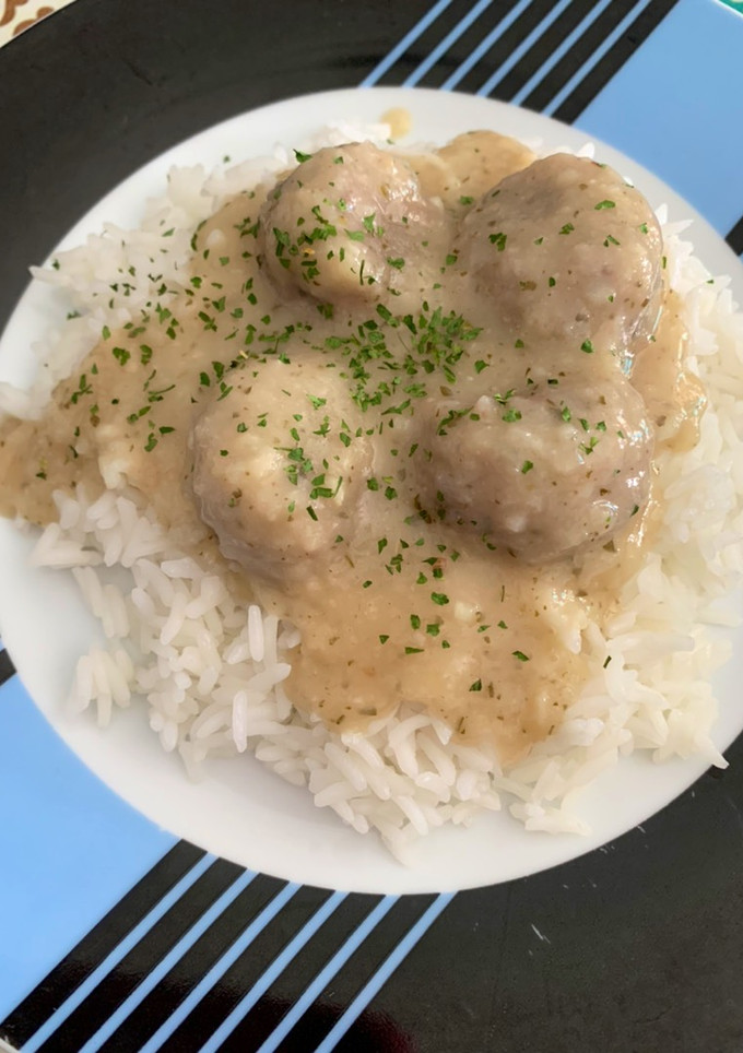 Una foto de Albóndigas con salsa de ternera y cerdo acompañadas de arroz 🍚