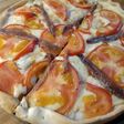 Coca de anchoas, emmental y tomate