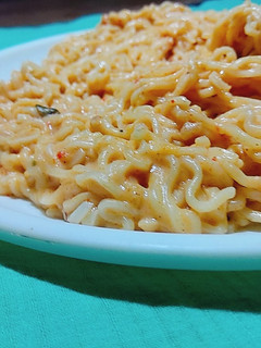 கிரீமி ஒயிட் சாஸ் உடன் யிப்பீய் மேஜிக்கல் நூடுல்ஸ்(Creamy white sauce with noodles recipe in tamil) செய்முறை முக்கிய புகைப்படம்