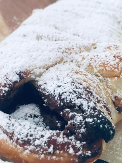 Una foto de Trenza de hojaldre con crema de chocolate y nueces