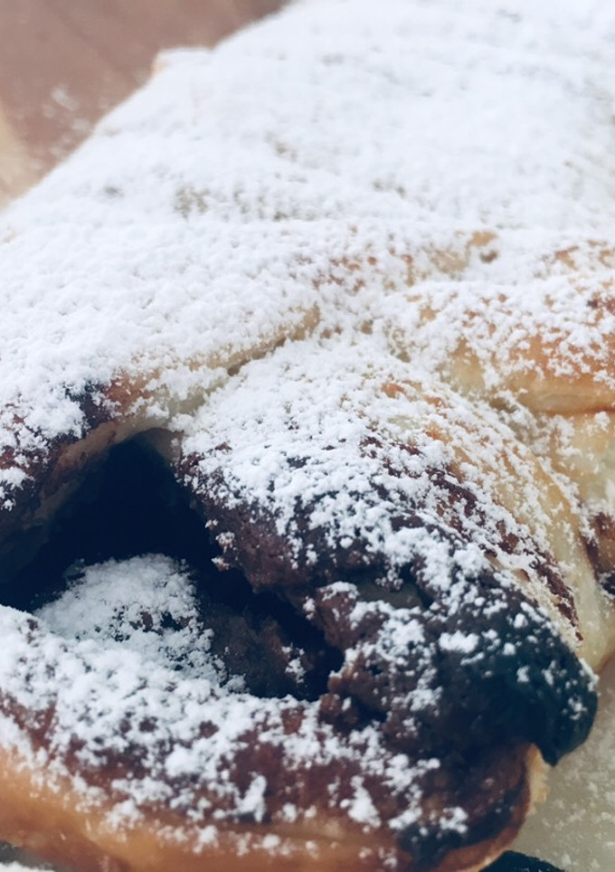 Una foto de Trenza de hojaldre con crema de chocolate y nueces