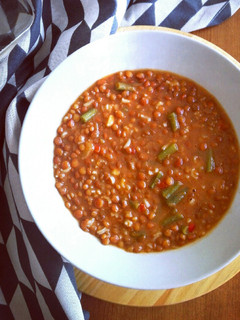 Una foto de Lentejas con arroz y verduras