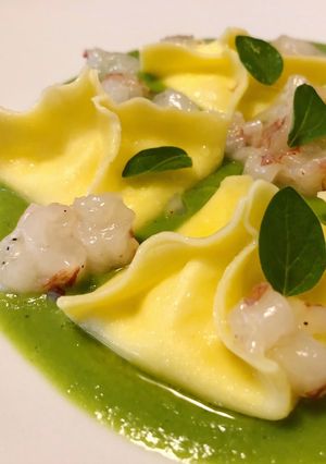 Foto di Fagottini di burrata, crudo di gamberi e crema di piselli