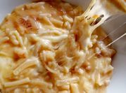 Una foto di pasta con pancetta e guanciale