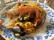 Una foto de paella valenciana