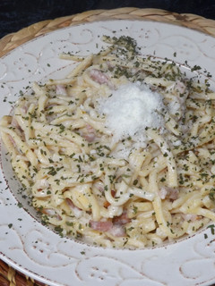 Una foto de Spatzlek con salsa de bacon y cebolla dulce