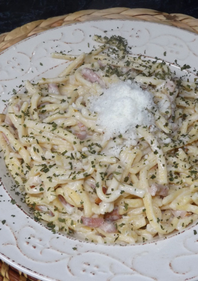 Una foto de Spatzlek con salsa de bacon y cebolla dulce