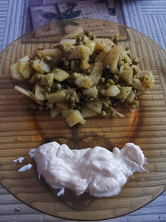 Una foto de Patatas con guisantes