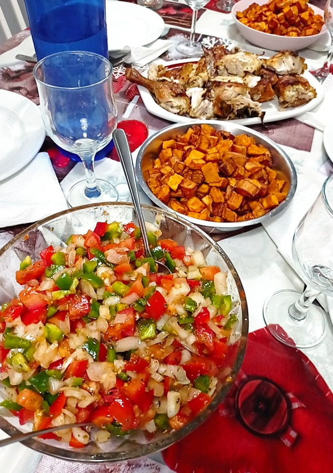 Una foto de Pollo al chimichurri con trampó mallorquín, patatas y boniatos