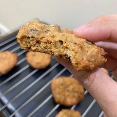 A picture of Cranberry and oatmeal cookies.