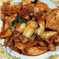 รูปของ Cumi saus pedas gurih daun jeruk