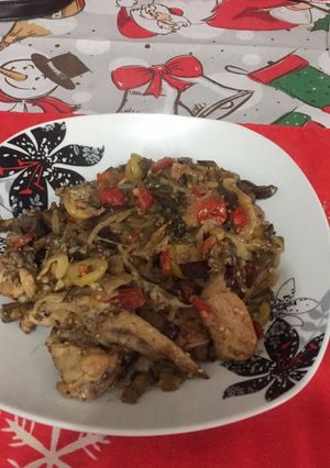 Una foto de Sofrito de berenjena con aceitunas, pollo y queso mozzarella