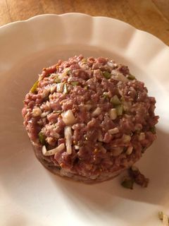Una foto de Steak tartar con solomillo