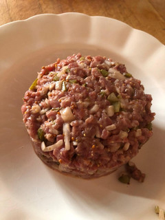 Una foto de Steak tartar con solomillo