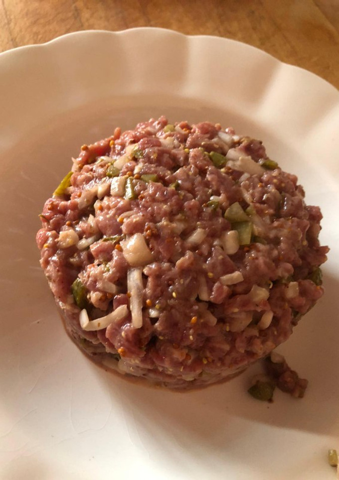 Una foto de Steak tartar con solomillo