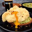 Tostada con huevo nube y hummus de cilantro