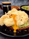 Tostada con huevo nube y hummus de cilantro