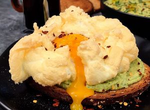 Una foto de Tostada con huevo nube y hummus de cilantro