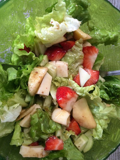 Una foto de Ensalada primavera con pimienta rosa y fresas