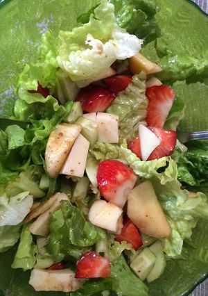 Una foto de Ensalada primavera con pimienta rosa y fresas