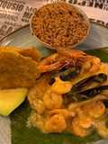 Encocado de mariscos com arroz e patacones