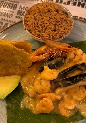 Foto de Encocado de mariscos com arroz e patacones