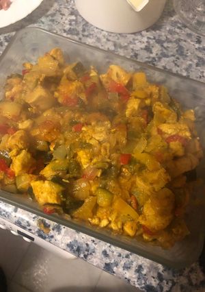 Una foto de Pollo con cúrcuma y verduras