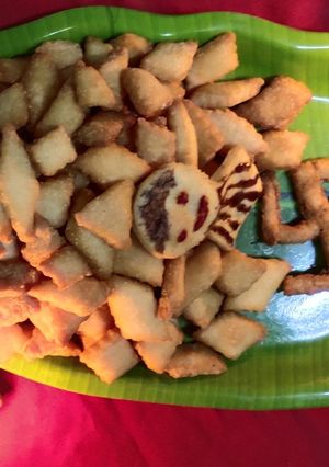 शंकरपाळे (shankarpali recipe in marathi) रेसिपी चे मुख्य फोटो