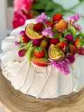 Pavlova con frutas de verano🥭🍓🥝