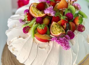 Foto principal de Pavlova con frutas de verano🥭🍓🥝