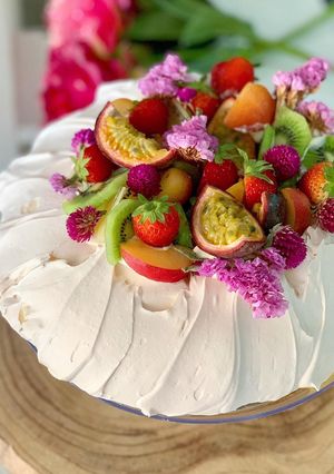Una foto de Pavlova con frutas de verano🥭🍓🥝