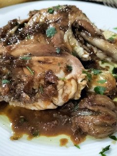 Una foto de Pollo con salsa de vino y granada