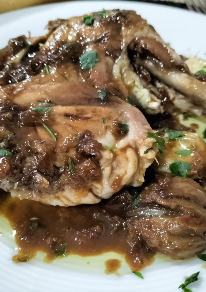 Una foto de Pollo con salsa de vino y granada