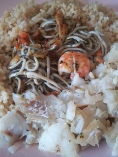 Una foto de Gulas con langostinos, bacalao y arroz integral