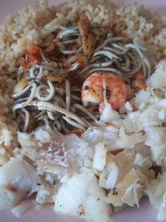 Una foto de Gulas con langostinos, bacalao y arroz integral