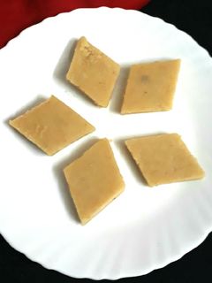 কাজু বরফি (Cashew barfi recipe in bengali) রেসিপির প্রধান ছবি