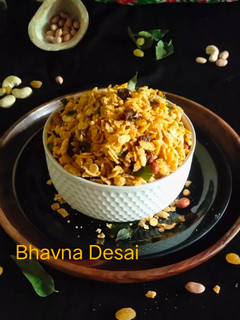 પૌઆ નો ચેવડો.(Poha Chivda Recipe in Gujarati) રેસીપી મુખ્ય ફોટો
