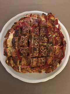 Una foto de Pan erizo bacon, zanahoria, pasas y queso