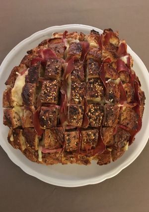 Una foto de Pan erizo bacon, zanahoria, pasas y queso