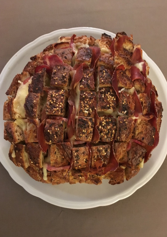 Una foto de Pan erizo bacon, zanahoria, pasas y queso