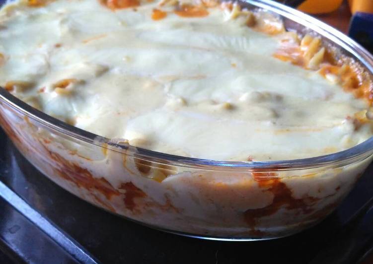 Bagaimana Menyiapkan Baked fusili bolognaise with mozarella, Enak Banget