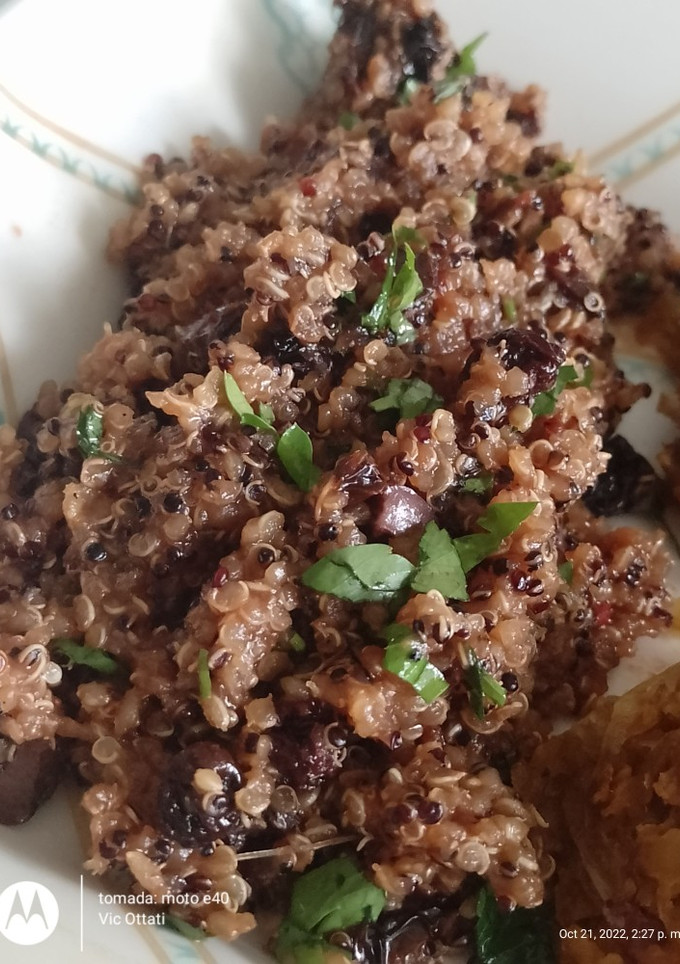 Una foto de Quinoa con aceitunas y tomates secos (vegano)