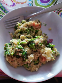 Una foto de Quinoa con verduras y nata de soja