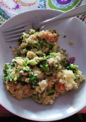 Una foto de Quinoa con verduras y nata de soja