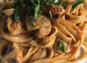 Una foto de Fettuccini de pimiento & queso con champiñones