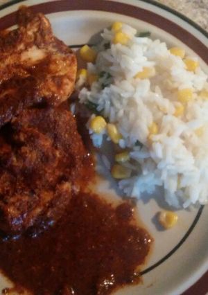 Una foto de Pechugas en mole rojo