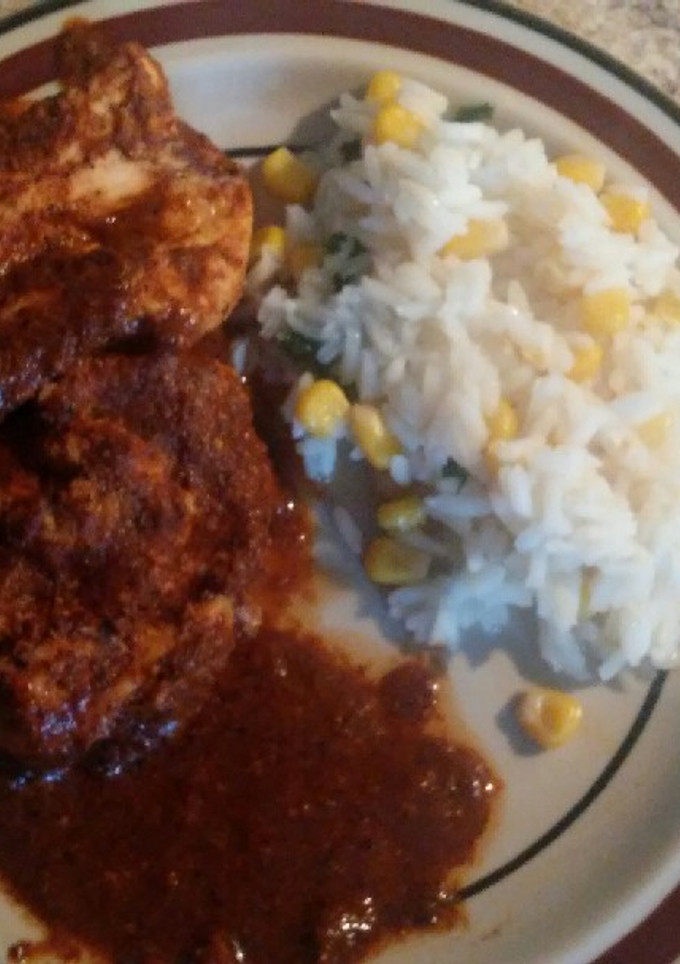 Una foto de Pechugas en mole rojo